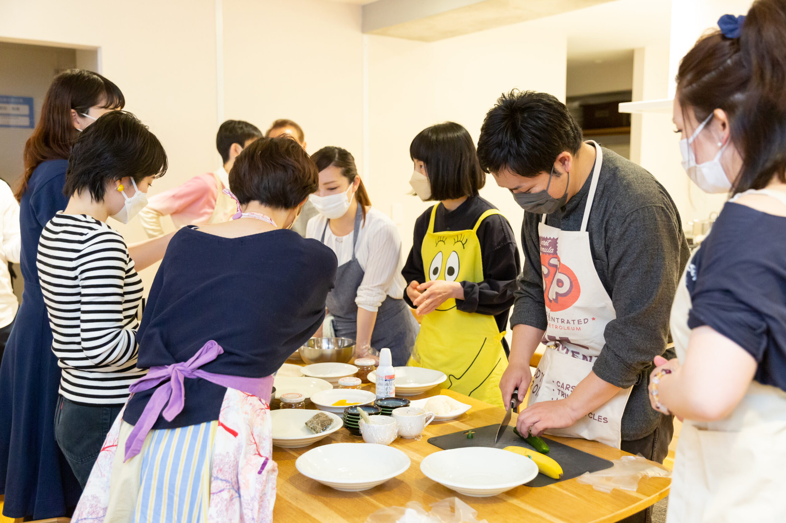 【2023最新情報】チームビルディング研修『料理』でチームワーク醸成！